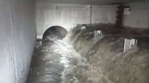 Чешский диггер в трубе в дождь Tomkovo náměstí - odlehčení 21 07 2025 Brno - Husovice