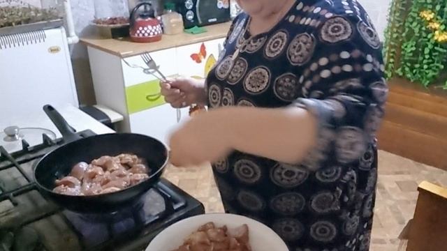 Тушу свинину кусочками.Готовлю овощное рагу.
