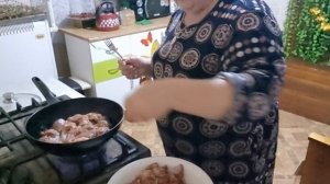 Тушу свинину кусочками.Готовлю овощное рагу.