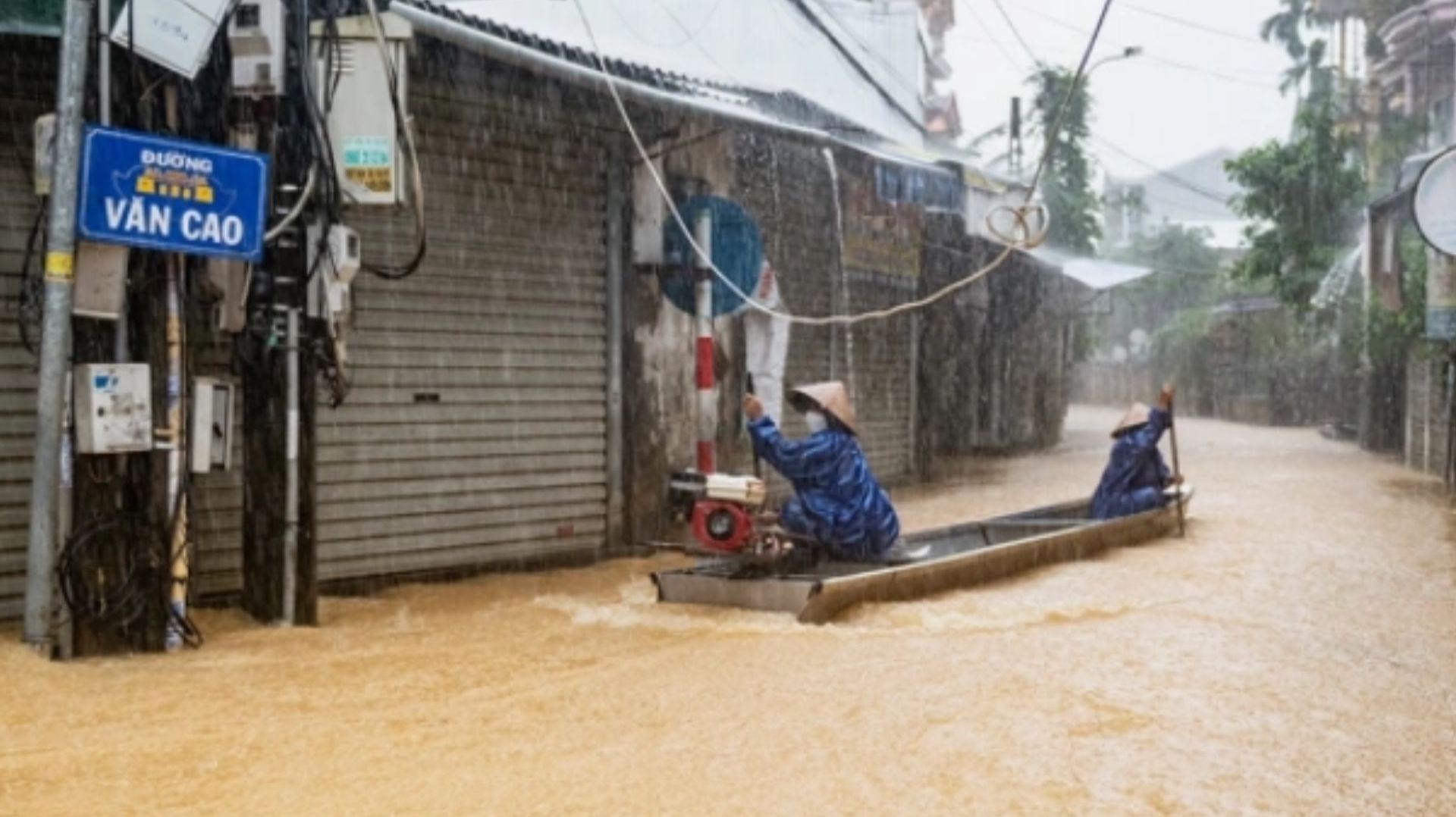Люди передвигаются на надувных лодках, население экстренно эвакуируют из-за потопа в Таиланде