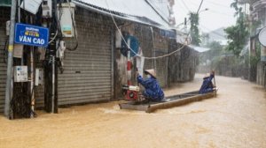 Люди передвигаются на надувных лодках, население экстренно эвакуируют из-за потопа в Таиланде