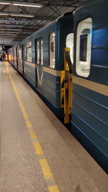 81 717/714 Номерной 2-2-2 на станции Купчино в Петербургском метрополитене