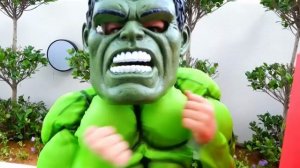 История о том, как Ники с братом грают с торговым аппаратом со сладостями!