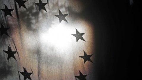 Постпред США в НАТО призвал ЕС проявить агрессивность в конфискации активов РФ