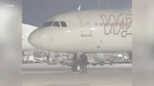 Опоздавшие пассажиры бегут по взлетной полосе за своим самолетом