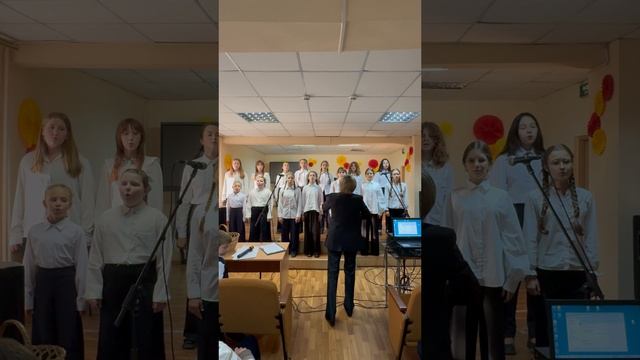 Хоровое исполнение песня Учитель у школьного рояля