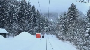 Вид из кабины поезда на первый снегопад - из Гштаада в Монбовон, Швейцария | Поезд MOB GoldenPass