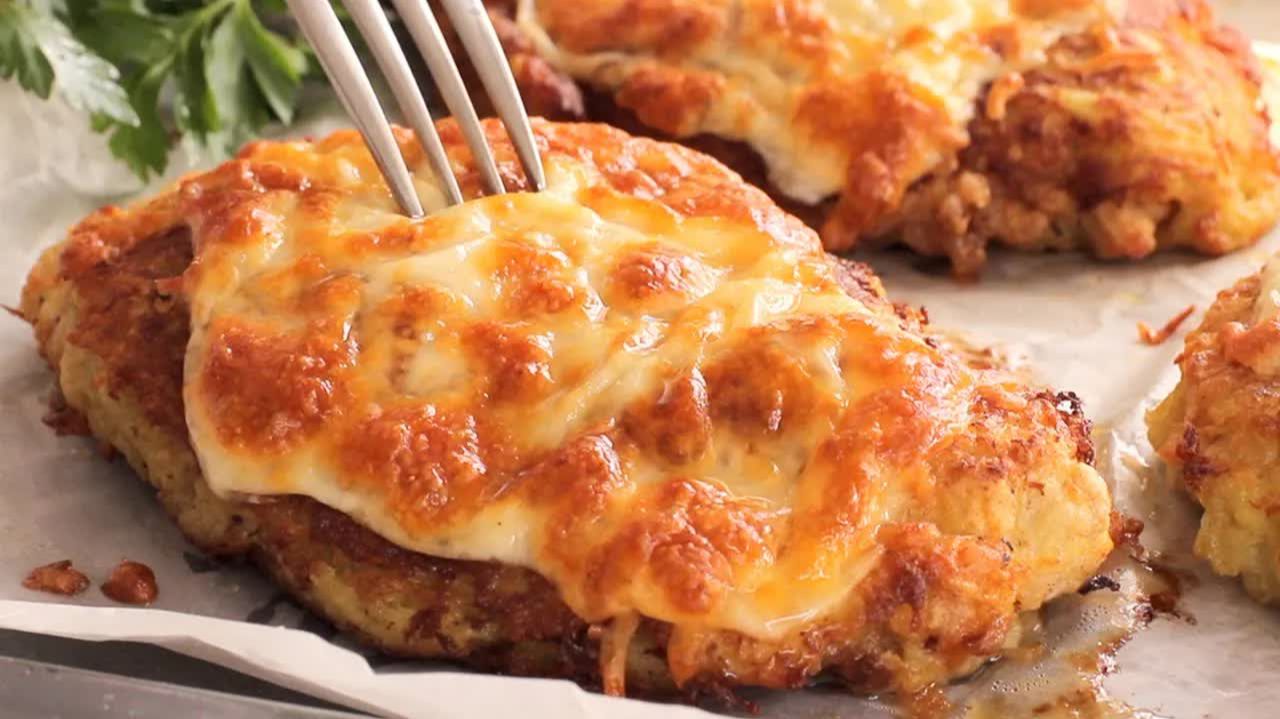 Я больше не готовлю шницель! Сочное мясо с картофелем. Просто и невероятно вкусно.