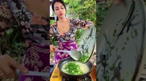 Готовим  и едим хрустящие куриные ножки с арахисом.