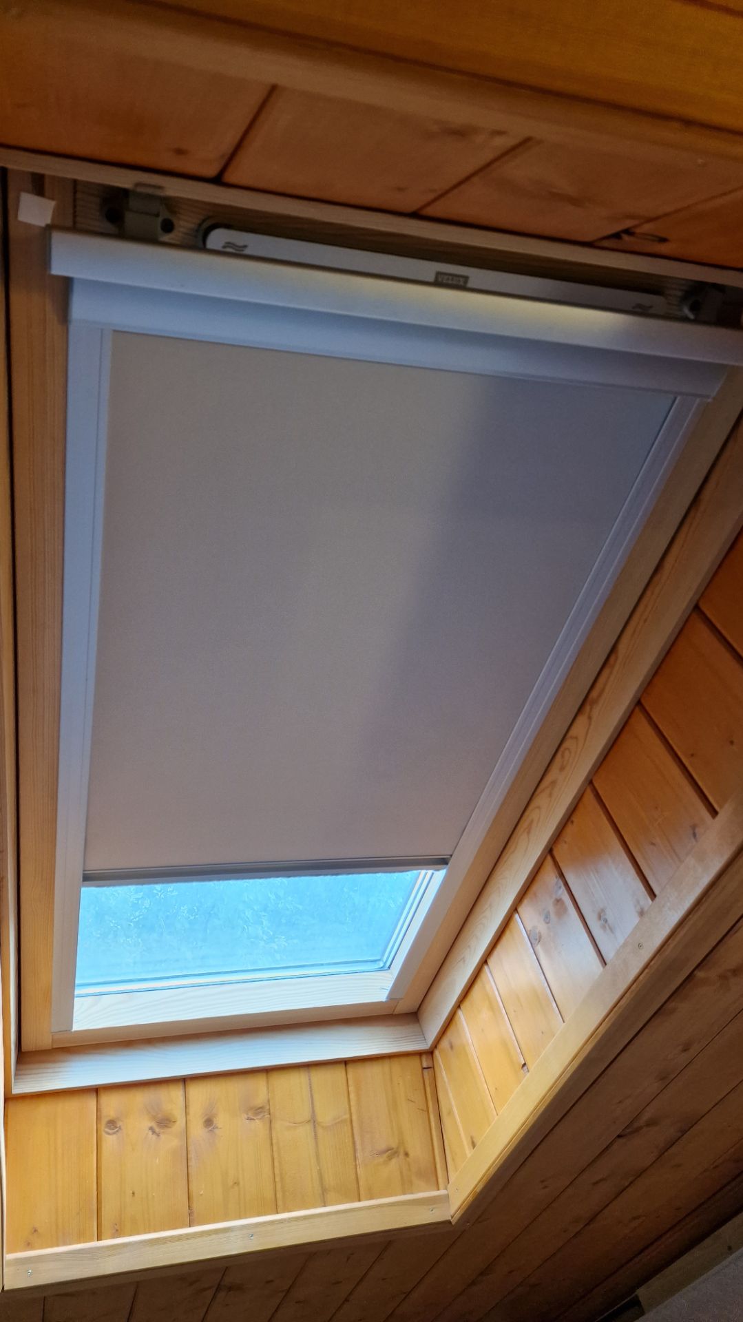 Кассетная рулонная шторка на мансардное окно Р-лайт. Фурнитура Серебро. Респект блэкаут бежевый.