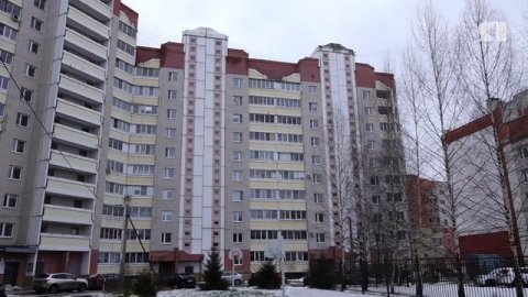 Оригинально решили проблему плесени: в Ярославле управляющая компания замазала швы дома герметиком