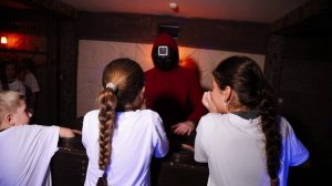 Игра в кальмара классом Новый Год