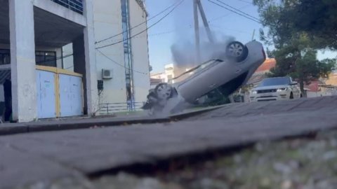 В Геленджике автомобиль сбросили со второго этажа парковки на съемках сериала