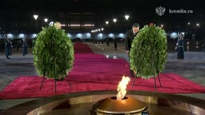 Владимир Путин и Садыр Жапаров возложили венки мемориалу «Вечный огонь» на площади Победы в Бишкеке