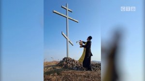 Прихожане храма Рождества Христова восстановили и освятили два поклонных креста в Славянке