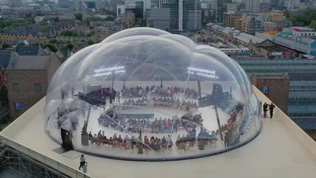 Показ коллекции Alexander McQueen весна-лето 2022