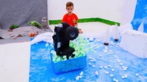 Влад и Никита спасают пещеру Бэтмена и играют с Бэтмобилем RC - История игрушек для детей