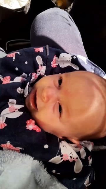 1 месяц, 24 дней. Серёжка сказал- Маша. Машуля чихнула , агукает ( 16 сентября 2022)  .mp4