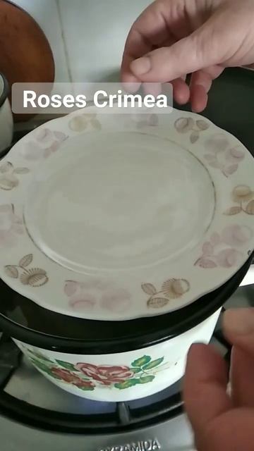 Водяная баня свежесобранной чайной розы.