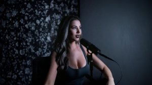 «Каждую ночь в 01_13 он выключает свет и стучит в окно на 5 этаже, а потом звонит мне »