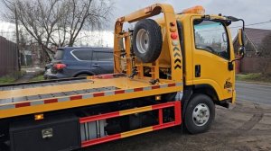 Едет к клиентам ИСУЗУ ЭЛЬФ КВ100 желтый - ISUZU ELF KV100 эвакуатор 2025-11-25