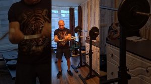 Жми ( штангу ) к потолку , отжимай от пола !!! 🤪🤪🤪