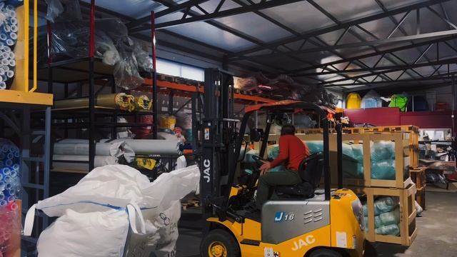 ⚠ Разгрузка ткани ПВХ на предприятии. Быстро и акуратно.