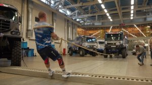 От грузовика до самолёта. Новые рекорды петербургского силача