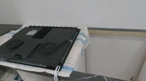 Установка варочной панели на кухне.