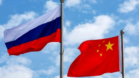 Сечин предрек Западу экономический кризис из-за санкций против России и Китая