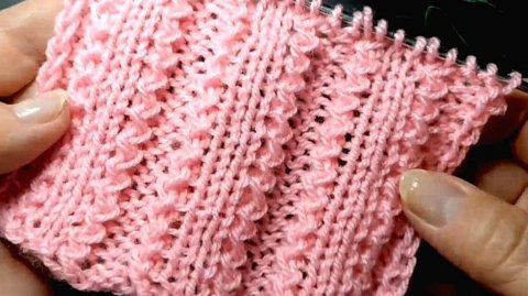 Красивый вертикальный узор с косичками для вязания спицами