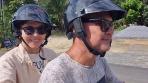 Арендовали мото байк за 200 бат на острове Ко Чанг и прокотились по центральеой улице.