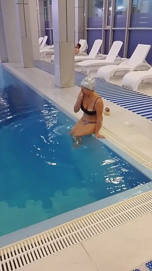 Я с подругой отдыхаем в бассейне. Маленький обзор.