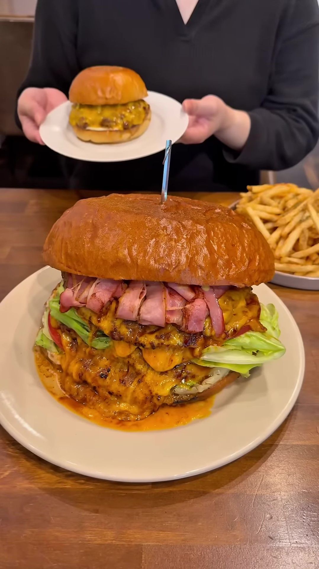 Гигантский гамбургер общим весом 2,5 кг!