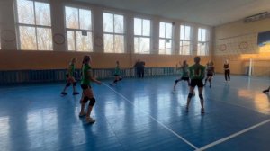 дружеская встреча по волейболу между спортсменками школы №1 и школы из Тополиного.