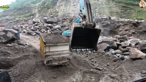 Строительство, экскаватор копает песок