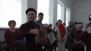 Поют участники, зрители концерта ко Дню гармониста. Аккомпаниаторы Руслан Карташев,Алексей Гайлиш.