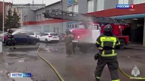 Водителя пожарного автомобиля проводили на пенсию по традициям МЧС России