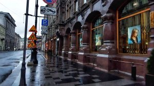 Осенним дождливым утром прогулялась по Большой морской, набережной Мойки и зашла в Михайловский сад