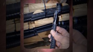 1000040977.mp4 (Собака смотрит на монтаж электропроводки (распайку р/коробок) в доме А-фрейм)