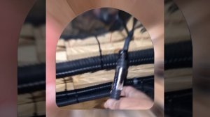 1000040979.mp4 (Собака смотрит на монтаж электропроводки (распайку р/коробок) в доме А-фрейм)