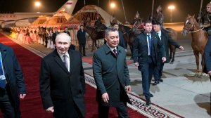 Садыр Жапаров лично встретил Владимира Путина у трапа самолета в Бишкеке