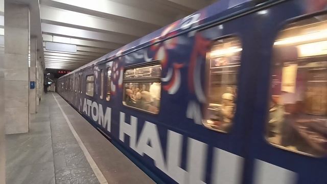 Поездка на тематическом составе 81-760 "Атом наш!" по КРЛ (ст. ВДНХ - ст. Новые Черёмушки) 22.11.25 смотреть онлайн