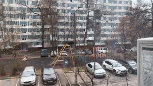 Жизнь в городе. Крашу батареи.