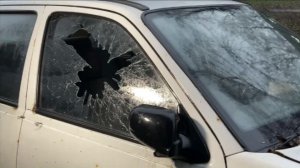 В Москве неизвестный разбил около десяти стоящих на парковке машин