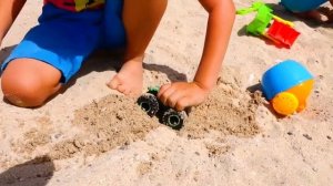 Ники и Влад играют в детские машинки Hot Wheels! Веселое видео для детей!