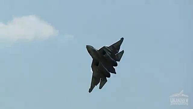 Су-57 демонстрирует впечатляющий высший пилотаж ✈️, развивая скорость до сверхзвуковой 🚀.