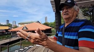 Индийский муж разочарован... Не такого он ожидал. Рикша на нас обиделся и предъявляет претензии.