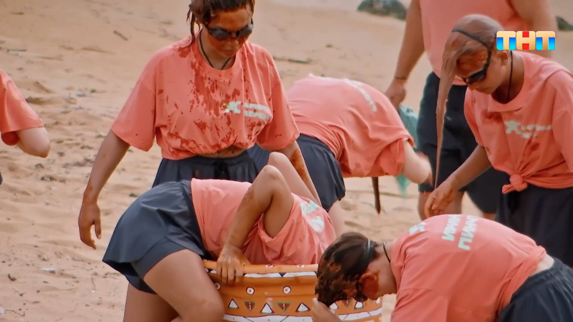 Челлендж: вычерпать острый соус из бочки без помощи рук