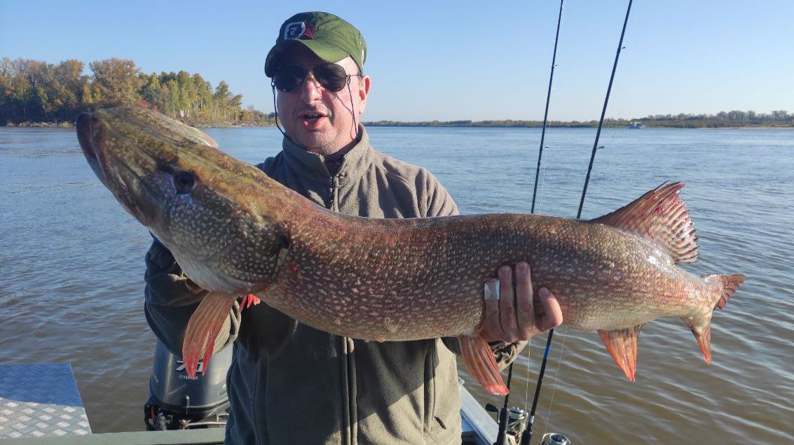 "Что мы делали с утра? Мы ловили ОСЕТРА🎣!" и другие рыболовные приключения в Томской глуши!